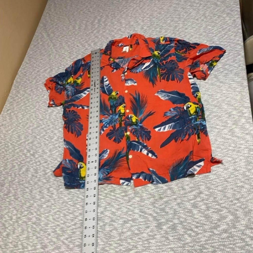 H&M button-up red tropical shirt with blue parrots and leaves men XL. SKU-B669 - Picture 3 of 5